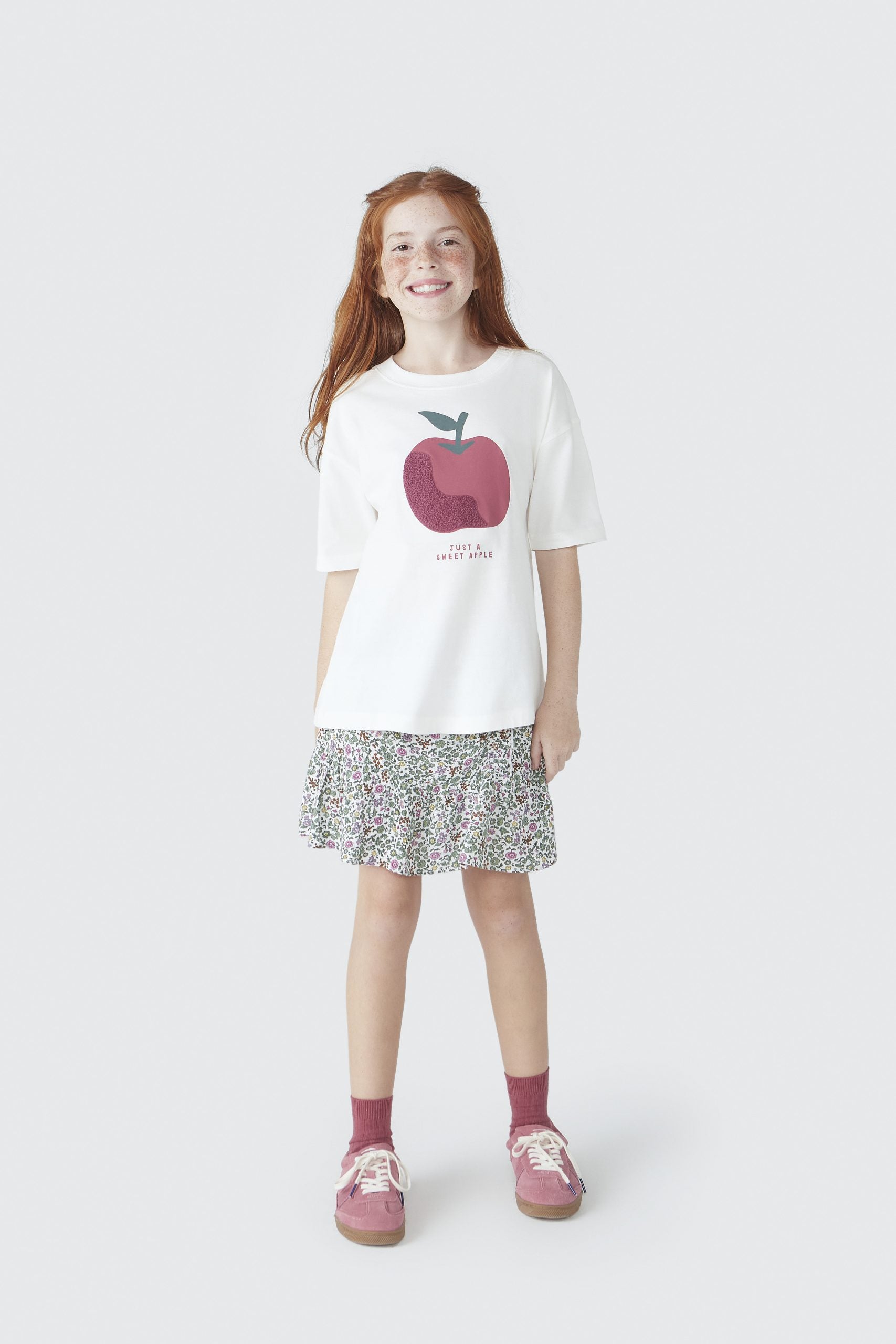 Camiseta Manga Curta Branca Maçã Just a Sweet Apple Hering Infantil - Feminina